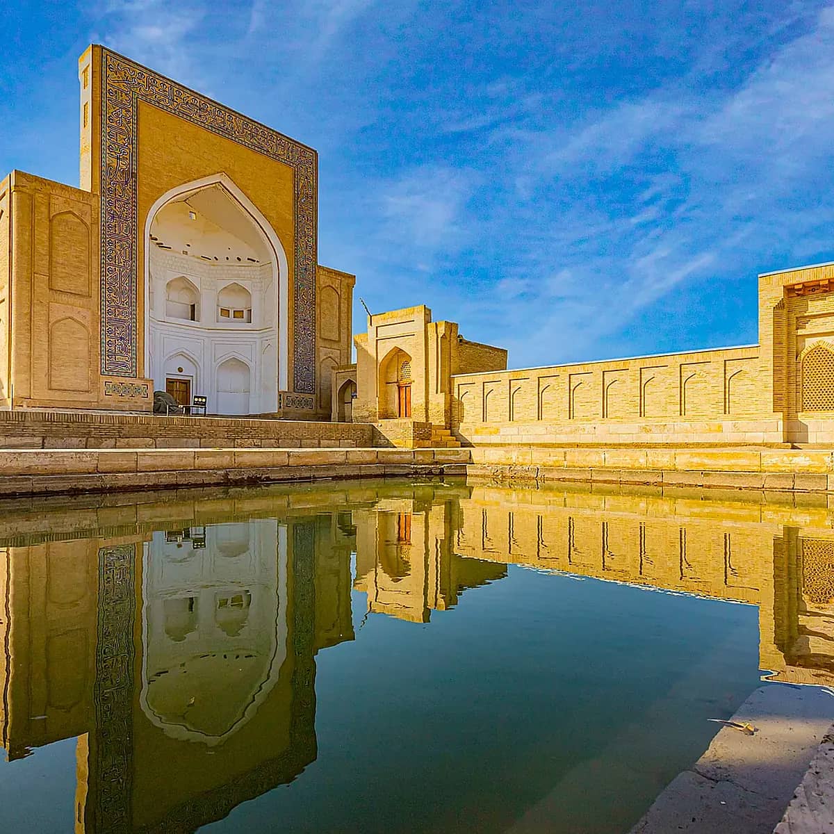 Bahouddin Naqshband majmuasi — hovuz suvida aks etgan ayvon