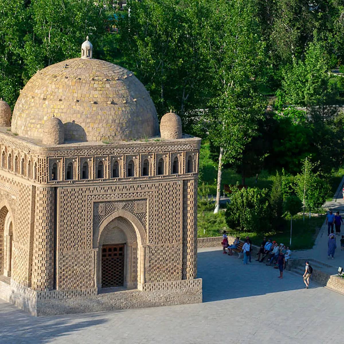 Somoniylar maqbarasi — g'ishtdan naqshin gumbazli bino