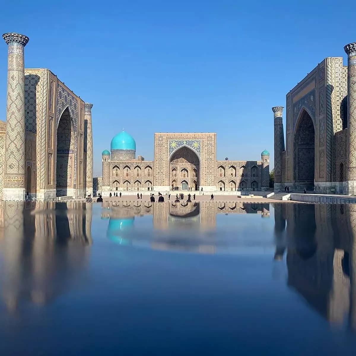 Samarqand Registoni — hovuzda aks etgan madrasalar