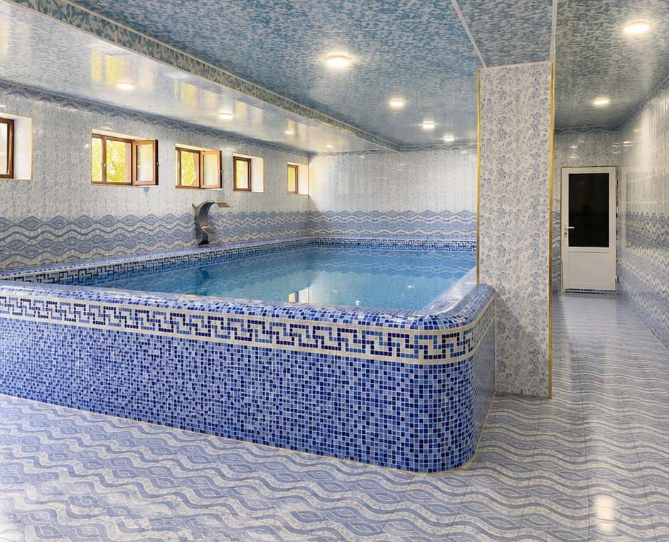 Maktab ichidagi mozaikali suzish havzasi